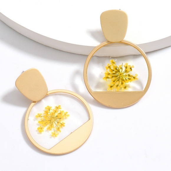 Gold earrings with natural flowers - Picture 4 of 5